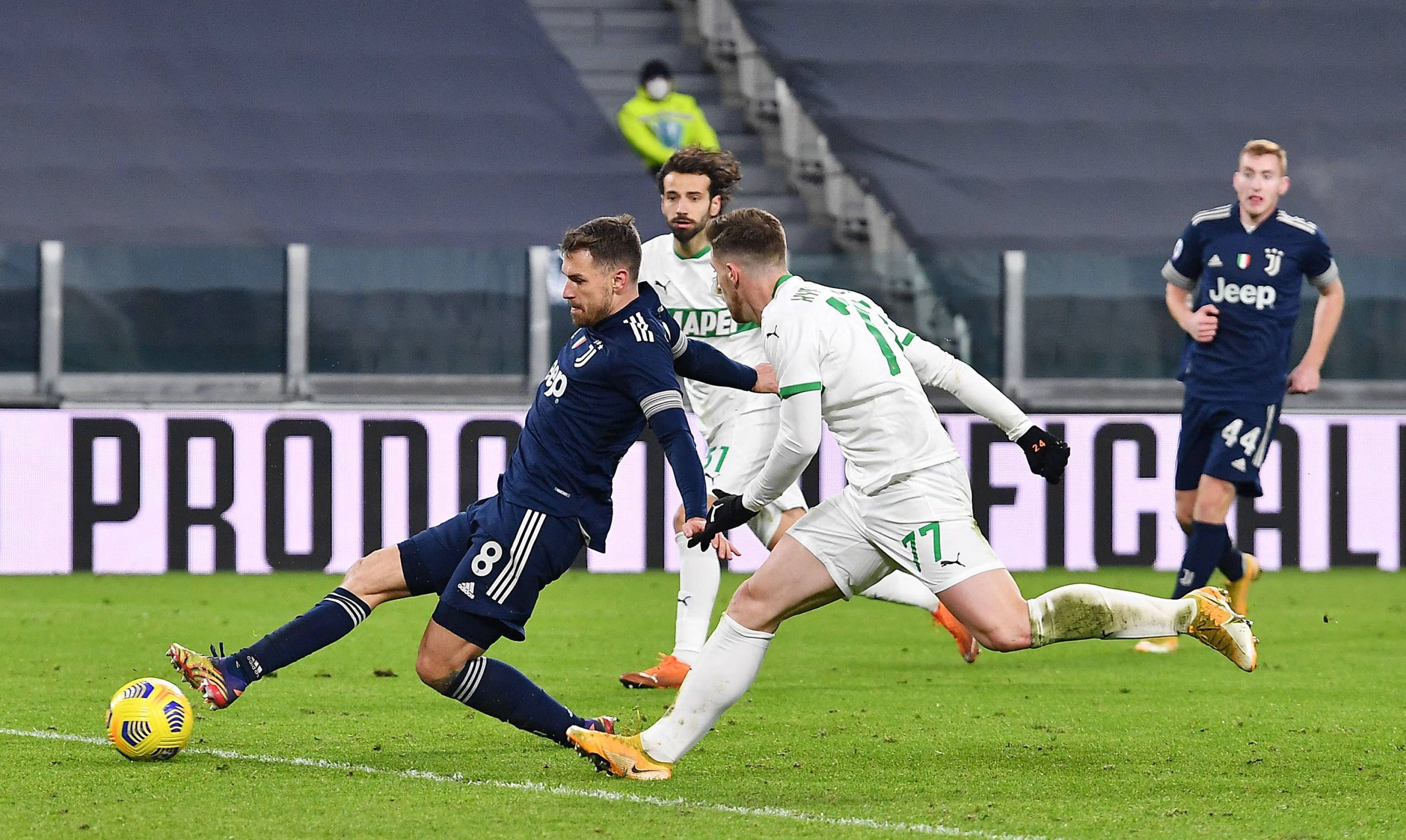 记者：阿隆索与多名皇马球员沟通过，表示愿意调整战术风格（记者：阿隆索已与多位皇马球员交流，愿调整战术打法）